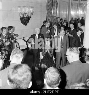 Sophia Loren und Charlie Chaplin diskutierten auf einer Pressekonferenz im Savoy Hotel, London, Details zu Charlies erstem Film seit neun Jahren. Er führt Regie und Sophia ist in dem Film „Eine Gräfin aus Hongkong“ zu sehen. 1.. November 1965. Stockfoto