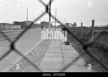 Szenen in Ost-Berlin, vier Jahre nach Beginn der Arbeiten am Bau der Berliner Mauer, die Ost und West trennt. 26. Mai 1965. Stockfoto