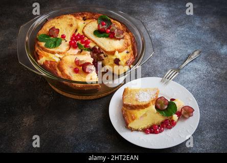 Quark Pudding mit Croutons und frischen Beeren in einer Glasbackform, geringe Schärfentiefe Stockfoto