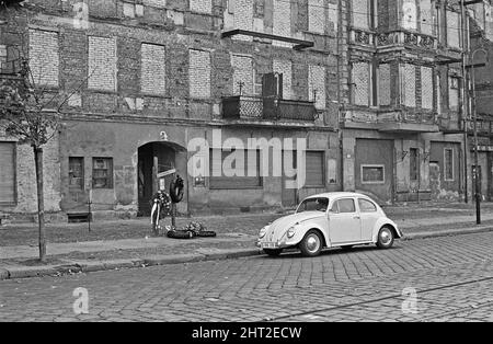 Denkmal für Ida Siekmann, die nach dem Sprung aus ihrem Wohnfenster in der Bernauer Straße nach der Schließung der Grenze zwischen Ost- und West-Berlin starb. Die Gebäude auf der Ostseite der Straße befinden sich in Ost-Berlin, die Bürgersteige und die Straße in West-Berlin. Da dies bedeutete, dass ein Bewohner aus seiner Haustür in die Freiheit gehen konnte, ordneten die DDR-Behörden die gewaltsame Evakuierung aller Wohnungen an der Grenze an und verputzten alle Eingänge und Fenster, die Ida Siekmann beim Versuch, bei der Evakuierung ihres Gebäudes zu entkommen, starb. Ca. 1965 Stockfoto