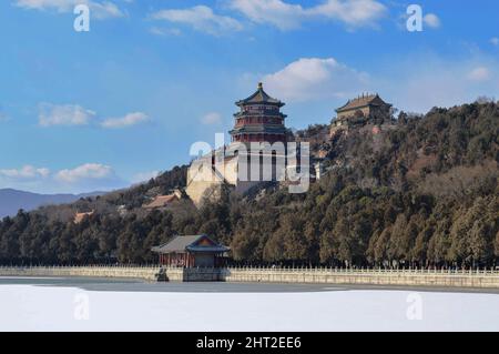 Turm der buddhistischen Weihrauch am gefrorenen Kunming-See im Winter am Sommerpalast in Peking Stockfoto