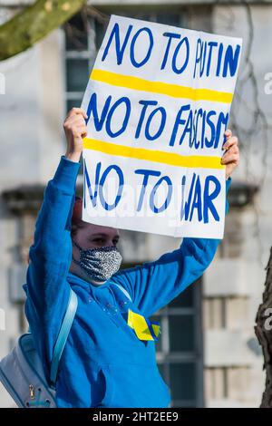 London, Großbritannien. 26.. Februar 2022. Ukrainer und Russen versammeln sich zwischen Downing Street und dem Verteidigungsministerium in Westminster, um zu fordern, dass Putin den Krieg und die Invasion der Ukraine beendet. Kredit: Guy Bell/Alamy Live Nachrichten Stockfoto