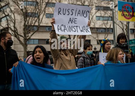 Barcelona, Spanien. 26.. Februar 2022. Pro-ukrainische Demonstranten rufen Slogans auf, in denen Aktionen gefordert werden, um den Krieg zu stoppen, während sich russische Truppen in Kiew nähern.Quelle: Matthias Oesterle/Alamy Live News Stockfoto