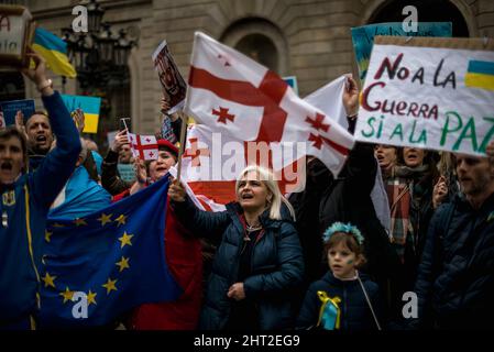 Barcelona, Spanien. 26.. Februar 2022. Pro-ukrainische Demonstranten rufen Slogans auf, in denen Aktionen gefordert werden, um den Krieg zu stoppen, während sich russische Truppen in Kiew nähern.Quelle: Matthias Oesterle/Alamy Live News Stockfoto