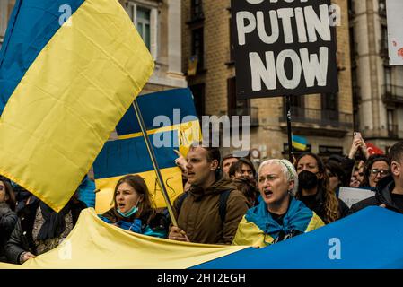 Barcelona, Spanien. 26.. Februar 2022. Pro-ukrainische Demonstranten rufen Slogans auf, in denen Aktionen gefordert werden, um den Krieg zu stoppen, während sich russische Truppen in Kiew nähern.Quelle: Matthias Oesterle/Alamy Live News Stockfoto