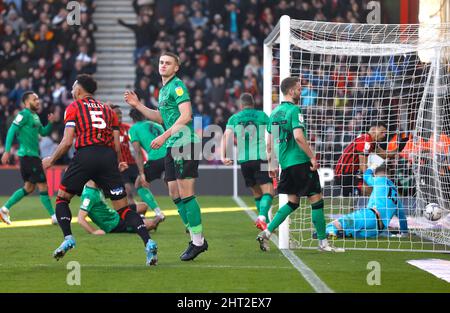 Der Bournemouth-Spieler Dominic Solanke (zweiter rechts) feiert das erste Tor seiner Spielmannschaft während des Sky Bet Championship-Spiels im Vitality Stadium, Bournemouth. Bilddatum: Samstag, 26. Februar 2022. Stockfoto