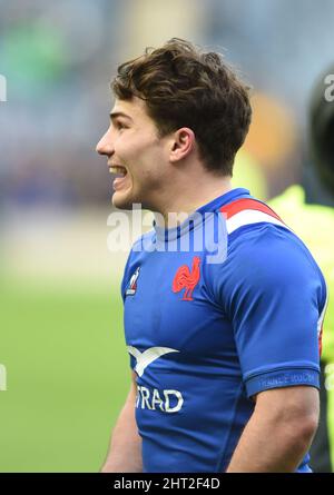 Edinburgh, Schottland, 26.. Februar 2022. Antoine Dupont aus Frankreich nach dem Guinness 6 Nations Spiel im Murrayfield Stadium, Edinburgh. Bildnachweis sollte lauten: Neil Hanna / Sportimage Kredit: Sportimage/Alamy Live News Stockfoto