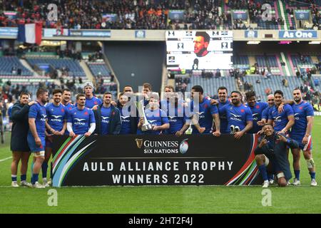 Edinburgh, Schottland, 26.. Februar 2022. Frankreich hebt die Auld Alliance Trophy nach dem Guinness 6 Nations Spiel im Murrayfield Stadium, Edinburgh. Bildnachweis sollte lauten: Neil Hanna / Sportimage Kredit: Sportimage/Alamy Live News Stockfoto