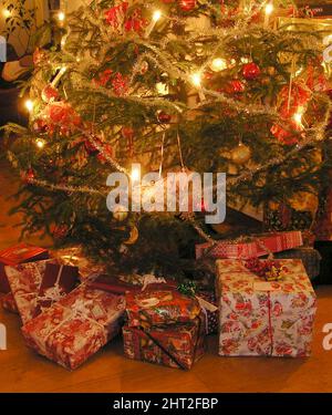 Geschenke unter dem Weihnachtsbaum Stockfoto