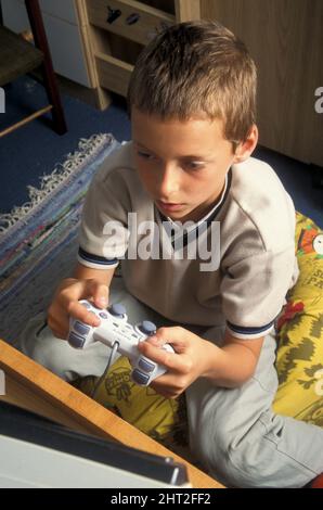 Kleiner Junge für playstation Stockfoto