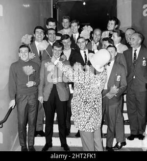 Komiker Ken Dodd wird mit Fußballern aus Liverpool abgebildet. 30.. April 1965. Stockfoto