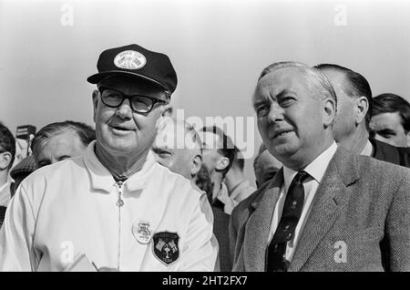 1965 USA Ryder Cup Team, beim Royal Birkdale Golf Club in Southport, 9.. Oktober 1965. Die Spiele des Ryder Cup 16. fanden vom 7.. Bis 9.. Oktober 1965 statt. Auf dem Bild, der nicht spielende US-Teamkapitän Byron Nelson, mit dem britischen Premierminister Harold Wilson. Die USA gewannen den Wettbewerb mit 19,5 bis 12,5 Punkten. Stockfoto