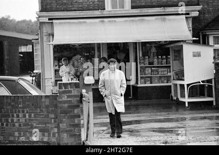 Jimmy Tarbuck in Great Yarmouth. Jimmy wusste mit 4pm nicht sicher, ob er den Palladium-Job bekommen würde. Er ging über die Straße vom Bungalow, in dem er mit seiner Frau und seinen Töchtern wohnt, um seinen Manager vom Dorflebensmittelladen anzurufen. 22.. September 1965. Stockfoto