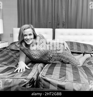 Honor Blackman, Schauspielerin, in Manchester, starten Sie ihr Buch auf selbst Verteidigung, inspiriert von ihrem Erfolg als Judo-Experte Cathy Gale in der Fernsehserie The Avengers, in ihrer Suite, Hotel Piccadilly, Manchester, Montag, 22. November 1965 abgebildet. Buch mit dem Titel, Honor Blackman Buch der Selbstverteidigung. Stockfoto