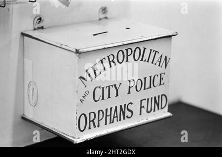 Shepherd's Bush Morde, August 1966. Am Freitag, den 12.. August 1966, wurden in London drei Polizisten ermordet. Die in East Acton patrouillierenden Beamten hielten an, um drei Insassen eines Wagens in der Nähe des Gefängnisses Wormwood Scrubs zu befragen. Harry Roberts schoss auf den provisorischen Detektiven Constable David Wombwell und den Detektiven Sergeant Christopher Head, während John Duddy, ein anderer Bewohner des Fahrzeugs, den Polizeibeamten Geoffrey Fox erschieß. Offiziere, Kopf und Wombwell waren beide Mitglieder der CID, die auf Shepherd's Bush Polizeistation basierte, ihr Fahrer, Officer Fox, fungierte häufig als Q-Auto (Undercover) d Stockfoto