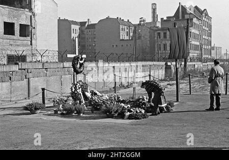 Denkmal für den Flüchtling Peter Fechter, in der Zimmerstraze, Berlin, in der Nähe des Checkpoint Charlie. Etwa 1965Peter Fechter ein Maurer im Alter von 18 Jahren wurde am 17.. August 1962 von DDR-Grenzsoldaten bei dem Versuch, nach West-Berlin zu überfahren, angeschossen und getötet. Er war die siebenundzwanzigste Person, die beim Versuch der Überfahrt starb. Stockfoto