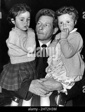 Der amerikanische Schauspieler und Komiker Danny Kaye, fotografiert mit den Kinderlähmern Maureen Allan und Lorraine Duncan bei einem Besuch in der Walpole Hall, Edinburgh.14.. Mai 1965. Stockfoto