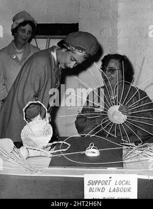 Die Königin spricht mit Frau Agnes Morris, während sie am Stand des Blind Institute auf dem Cardiff Fruit Market einen Korb macht. 24.. Juni 1965. Stockfoto