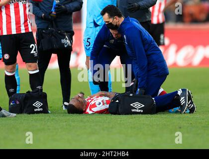 26.. Februar 2022 ; Brentford Community Stadium, London, England; Premier League Football, Brentford gegen Newcastle: Ivan Toney aus Brentford erhält eine medizinische Behandlung, nachdem er Fabian Schar von Newcastle United herausfordert hatte Stockfoto