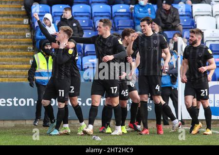 Peterborough, Großbritannien. 26.. Februar 2022. Keane Lewis-Potter #11 von Hull City feiert, nachdem er am 2/26/2022 in Peterborough, Großbritannien, das zweite Tor seines Teams erzielt hat. (Foto von James Heaton/News Images/Sipa USA) Quelle: SIPA USA/Alamy Live News Stockfoto