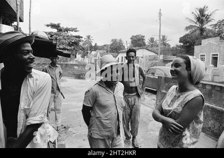 Angela Wallace, britische Freiwillige bei den Vereinten Nationen, 21 Jahre alt, aus Ayr, Schottland, arbeitet in den von Armut betroffenen Vierteln von Rio de Janeiro, Brasilien, auf dem Bild vom 22.. April 1966. John Pilger Feature „Jugend in Aktion“ Stockfoto