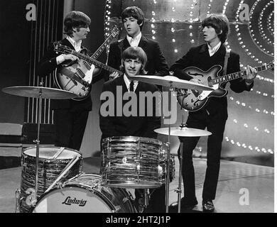 Die Beatles am Set von Top of the Pops, ihr erstes und letztes Mal in der Show.16.. Juni 1966. Stockfoto