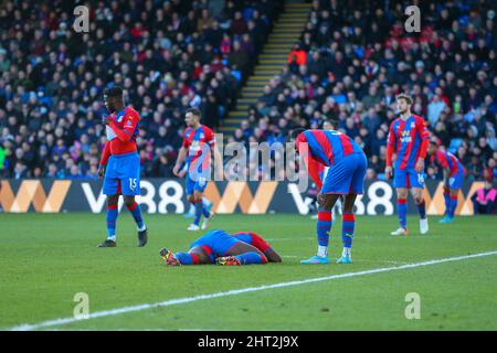 26.. Februar 2022 ; Selhurst Park, Crystal Palace, London, England; Premier League Football, Crystal Palace gegen Burnley: Marc Guehi von Crystal Palace nach dem Blockieren eines Schusses von Ben Mee von Burnley auf dem Spielfeld. Stockfoto