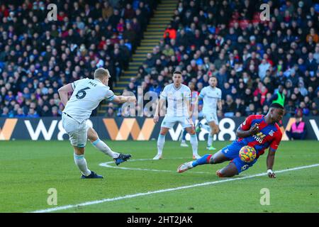 26.. Februar 2022 ; Selhurst Park, Crystal Palace, London, England; Premier League Football, Crystal Palace gegen Burnley: Ben Mee von Burnley schießt aus dem Rand des von Marc Guehi von Crystal Palace blockierten Bereichs, was dazu führt, dass letzterer eine Physio-Behandlung erfordert. Stockfoto