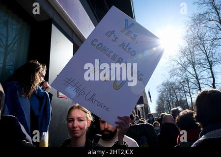 Brüssel, Belgien. 26.. Februar 2022. Demonstranten halten während einer Demonstration gegen die russische Invasion in der Ukraine am 26. Februar 2022 bei der Ständigen Vertretung der Russischen Föderation in Brüssel, Belgien, Schilder und Flaggen auf. Kredit: ALEXANDROS MICHAILIDIS/Alamy Live Nachrichten Stockfoto