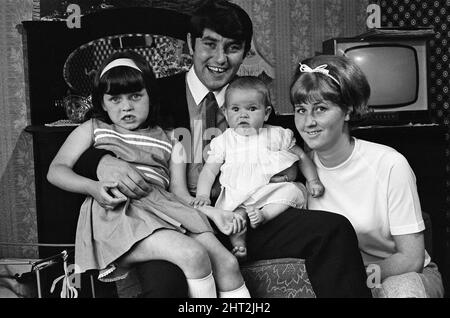 Jimmy Tarbuck in Great Yarmouth mit seiner Frau Pauline und ihren Töchtern Cheryl, 5, und Liza, 7 Monate. Jimmy wusste mit 4pm nicht sicher, ob er den Palladium-Job bekommen würde. Er ging auf die andere Straßenseite vom Bungalow, in dem er sich aufhielt, um seinen Manager vom Dorflebensmittelladen anzurufen. 22.. September 1965. Stockfoto