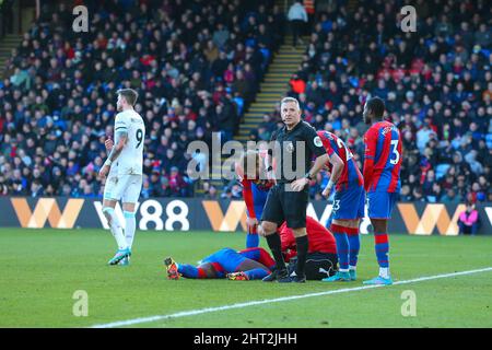 26.. Februar 2022 ; Selhurst Park, Crystal Palace, London, England; Premier League Football, Crystal Palace gegen Burnley: Marc Guehi von Crystal Palace hat einen Schuss von Ben Mee von Burnley blockiert. Stockfoto