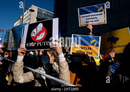Brüssel, Belgien. 26.. Februar 2022. Demonstranten halten während einer Demonstration gegen die russische Invasion in der Ukraine am 26. Februar 2022 bei der Ständigen Vertretung der Russischen Föderation in Brüssel, Belgien, Schilder und Flaggen auf. Kredit: ALEXANDROS MICHAILIDIS/Alamy Live Nachrichten Stockfoto