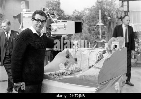 TV-Programme 'Square World': Michael Bentine hier auf dem Set der Square World TV-Programm gesehen. Mitglieder des BBC-Spezialeffektteams hocken unter einem Teil des Sets, um eine kleine Serie von Explosionen zu verrichten. 1965 A1079-001 Stockfoto