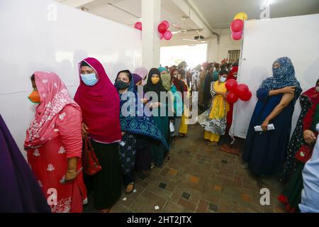 Dhaka, Bangladesch. 26.. Februar 2022. Am 26. Februar 2022 warten Menschen in einer Schlange, um den Covid-19-Impfstoff in einem Impfzentrum in Dhaka, Bangladesch, zu erhalten. Einige Impfzentren waren überfordert, als Tausende auftauchten, um zu versuchen, ihre erste Dosis des Coronavirus-Impfstoffs auf die Impfung von 10 Millionen Menschen in einer eintägigen landesweiten Fahrt zu erhalten. (Bild: © Suvra Kanti das/ZUMA Press Wire) Stockfoto