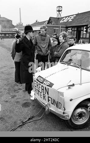 Coventry Aberfan Fund Raising Event, Autowanderung nach Stratford, London, 31.. Oktober 1966. Die Aberfan-Katastrophe war ein katastrophaler Zusammenbruch einer kollidierenden Beute-Spitze, die am Freitag, 21. Oktober 1966, im walisischen Dorf Aberfan stattfand und 116 Kinder und 28 Erwachsene tötete. Stockfoto