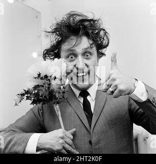 Der Komiker und Sänger Ken Dodd wurde für eine neue Serie von Londoner Palladium-Shows zu einer Rekordgebühr unterzeichnet, die im Sommer 1967 beginnen soll. Ken wird in den BBC Radio Studios in der Lower Regent Street abgebildet, nachdem er eine Show für BBC Radio aufgenommen hat, die im Januar erscheinen wird. 18.. Dezember 1966. Stockfoto