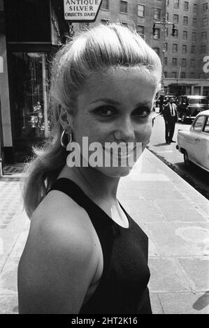 Catherine Deneuve, französische Schauspielerin und Star des britischen psychologischen Horrors Repulsion, die heute Abend im Rialto Cinema Premiere hat, posiert für Bilder in der Conduit Street, London, Donnerstag, 10.. Juni 1965. Catherine Deneuve kam heute am Flughafen London Heathrow an. Stockfoto