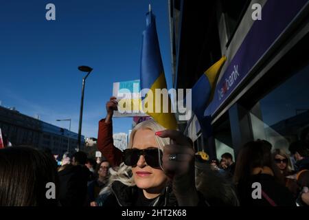 Brüssel, Belgien. 26.. Februar 2022. Demonstranten halten während einer Demonstration gegen die russische Invasion in der Ukraine am 26. Februar 2022 bei der Ständigen Vertretung der Russischen Föderation in Brüssel, Belgien, Schilder und Flaggen auf. Kredit: ALEXANDROS MICHAILIDIS/Alamy Live Nachrichten Stockfoto