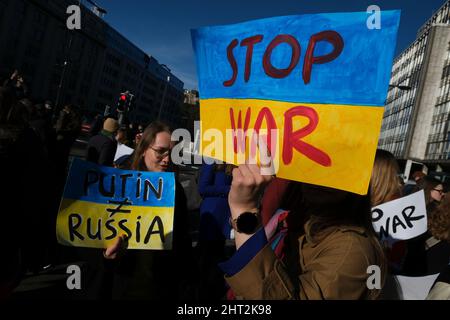 Brüssel, Belgien. 26.. Februar 2022. Demonstranten halten während einer Demonstration gegen die russische Invasion in der Ukraine am 26. Februar 2022 bei der Ständigen Vertretung der Russischen Föderation in Brüssel, Belgien, Schilder und Flaggen auf. Kredit: ALEXANDROS MICHAILIDIS/Alamy Live Nachrichten Stockfoto