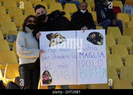 Parma, Italien. 26.. Februar 2022. Fans von PARMA CALCIO während des Spiels der Serie B zwischen Parma Calcio und Spal in Ennio Tardini am 26. Februar 2022 in Parma, Italien. Kredit: Unabhängige Fotoagentur/Alamy Live Nachrichten Stockfoto