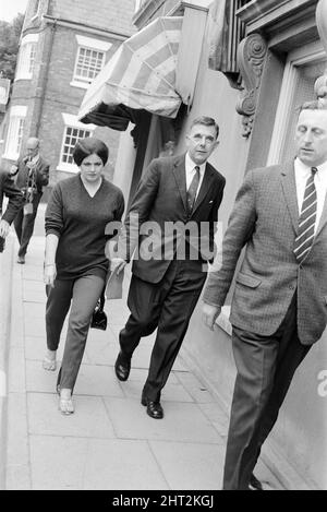 Reg Calvert Mordfall 1966. Major Oliver Smedley (54) wurde (heute) wegen des Mordes an Reg Calvert, dem Chef des 'Pop-Piraten', angeklagt. Pamela Thorburn, Sekretärin und Haushälterin von Major Oliver Smedley, im Bild bei der Ankunft vor Gericht in Saffron Walden Essex, 22.. Juni 1966. Es wurde behauptet, dass Herr Calvert in Herrn Smedleys Haus in Wendens Ambo in der Nähe von Saffron Walden angeschossen und getötet wurde (21.. Juni).Reg Calvert war Leiter des rivalisierenden Piratenradios Radio City und Manager der Popgruppe Fortunes. Major Oliver Smedley wurde später aus Gründen der Selbstverteidigung des Mordes freigesprochen. *** Lokale Bildunterschrift *** WatScan - Stockfoto