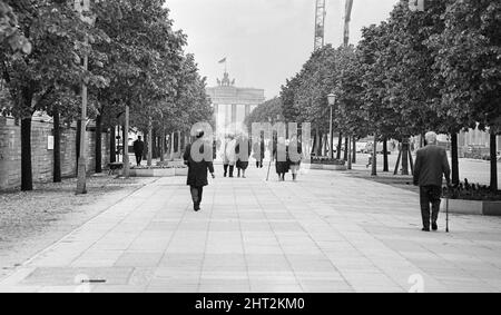 Szenen in Ost-Berlin, vier Jahre nach Beginn der Arbeiten am Bau der Berliner Mauer, die Ost und West trennt. Blick auf das Brandenburger Tor an der Grenze zwischen den Stadtteilen. 26. Mai 1965. Stockfoto