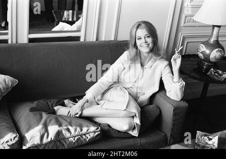 Jane Fonda, amerikanische Schauspielerin, in Großbritannien, um ihre Hauptrolle in dem neuen Film Circle of Love aka La Ronde (original französischer Titel) zu promoten, der am Donnerstag, 21.. Januar 1965, im Savoy Hotel in London gezeigt wurde. Jane Fonda wird diesen Sonntag einen Gastauftritt auf der Eamonn Andrews Show haben. Stockfoto