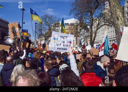 London, Großbritannien. 26.. Februar 2022. Tausende von Menschen versammelten sich in Whitehall, um gegen die russische Invasion in der Ukraine zu protestieren und riefen die britische Regierung und die NATO dazu auf, der Ukraine zu helfen. Kredit: Vuk Valcic/Alamy Live Nachrichten Stockfoto