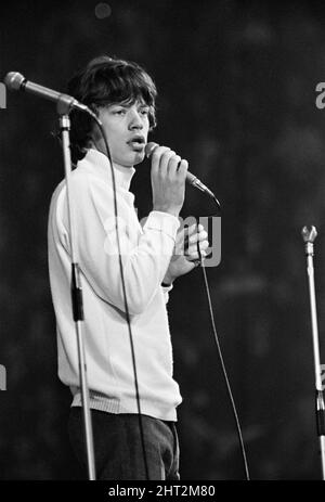 New Musical Express Poll Winners Pop-Konzert im Empire Pool Wembley, 1965. Mick Jagger von den Rolling Stones tritt während des Konzerts auf der Bühne auf. Die Stones wurden für ihre Single (I Can't Get No) Satisfaction für die beste britische R&B Group sowie für die beste neue Disc des Jahres ausgezeichnet. 11.. April 1965. Stockfoto