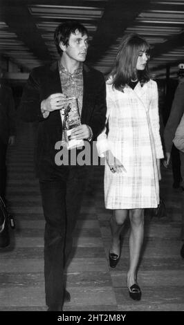 Terence Stamp und Jean Shrimpton, zusammen auf dem Flughafen London Heathrow, 26.. Oktober 1965. Der Schauspieler begleitet seine Model-Freundin, während sie Verpflichtungen in Amerika und Australien erfüllt. Stockfoto