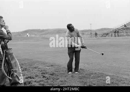 Golftourmanent im Royal Birkdale. Der südafrikanische Golfer Sewsunker Sewgolum spielt einen Schuss aus dem Rough. 31.. August 1966. Stockfoto