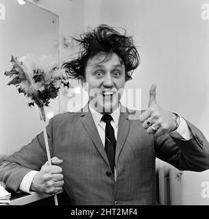 Der Komiker und Sänger Ken Dodd wurde für eine neue Serie von Londoner Palladium-Shows zu einer Rekordgebühr unterzeichnet, die im Sommer 1967 beginnen soll. Ken wird in den BBC Radio Studios in der Lower Regent Street abgebildet, nachdem er eine Show für BBC Radio aufgenommen hat, die im Januar erscheinen wird. 18.. Dezember 1966. Stockfoto