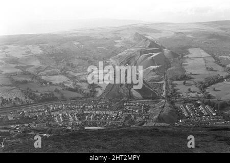 Aberfan - 21.. Oktober 1966 Luftbild, aufgenommen aus einem Flugzeug, zeigt die Stadt Aberfan unten, den Hügel und die Schlammrutsche, und wie der Schlamm die Schule und die Häuser in der Stadt unten zerstörte. Die Katastrophe von Aberfan war ein katastrophaler Einsturz einer kollidierenden Beute im walisischen Dorf Aberfan, in der Nähe von Merthyr Tydfil. Er wurde durch eine Ansammlung von Wasser im angesammelten Fels und Schiefer verursacht, die plötzlich in Form von Schlamm bergab zu rutschen begann und am 21.. Oktober 1966 die Pantglas Junior School darunter verschlang und 116 Kinder und 28 Erwachsene tötete. Der ursprüngliche Schulstandort ist jetzt ein Memor Stockfoto