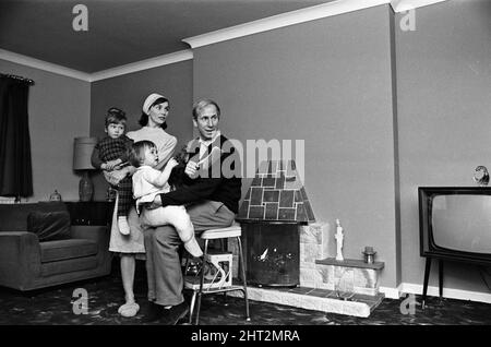 Bobby Charlton von Manchester United mit seiner Frau Norma und ihren Töchtern Andrea und Suzanne in ihrem neuen Luxushaus in Lymm, Cheshire, abgebildet. 11.. November 1966. Stockfoto